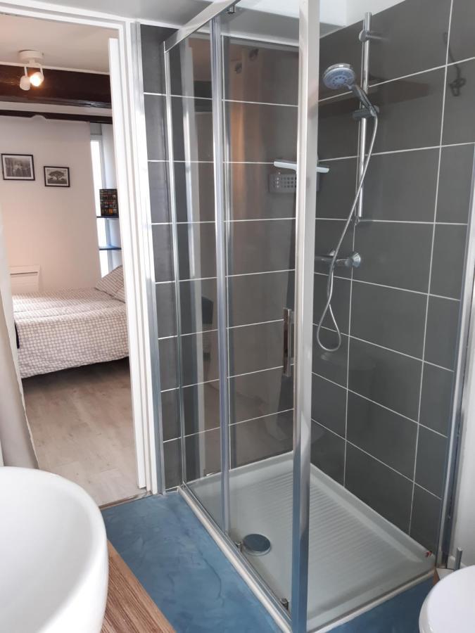 Appartement Haute Ville meublé avec cour privative Granville Esterno foto