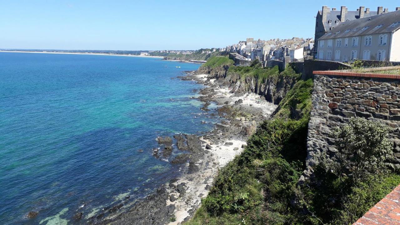 Appartement Haute Ville meublé avec cour privative Granville Esterno foto